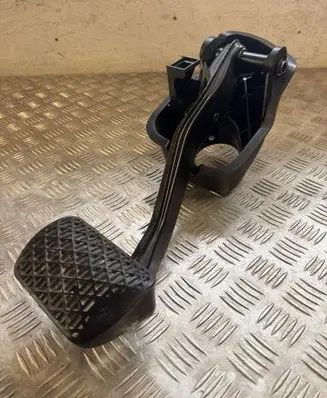 Mercedes-Benz E W213 Brake pedal A2052920415