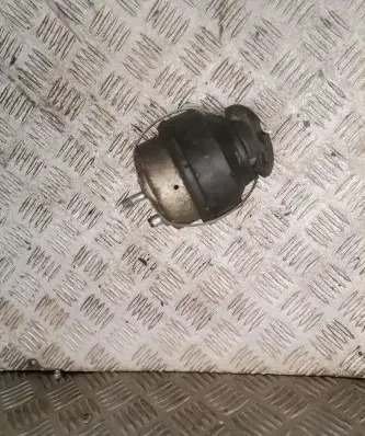 Volvo S60 Engine mount bracket