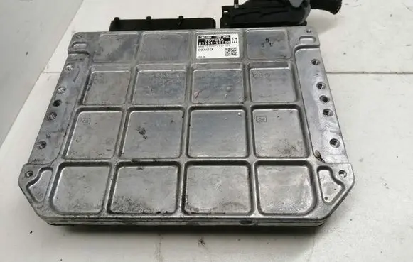 Toyota Avensis T270 Engine control unit/module 8966105E20 MB2753003931