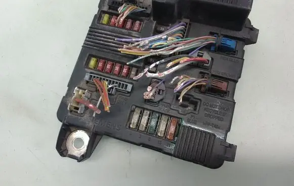 Renault Scenic II - Grand scenic II Fuse module 8200306032A