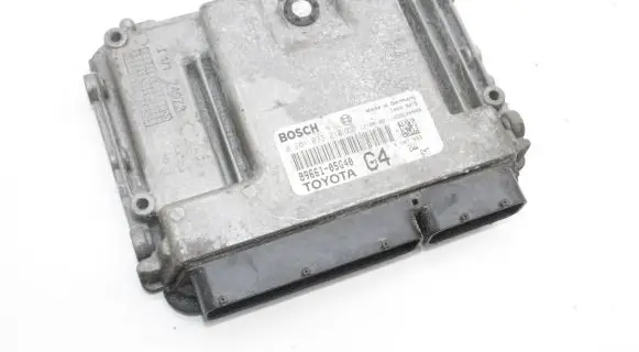 Toyota Avensis T270 Engine control unit/module 8966105G40 0281033210