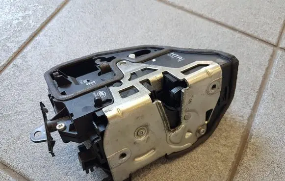 BMW X3 F25 Rear door lock 7060296 110907 A048315