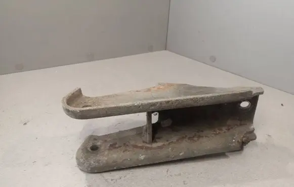 Volvo S40, V40 Engine mounting bracket