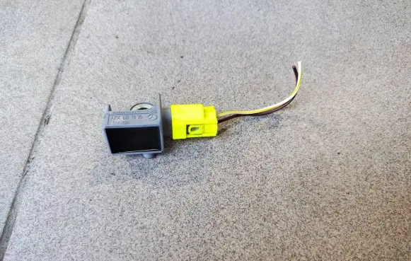Mercedes-Benz C W204 Airbag deployment crash/impact sensor A2048201985 04896011AB 5WK43584