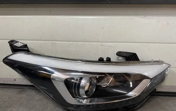 Hyundai i20 Active Headlight/headlamp 92102C8200