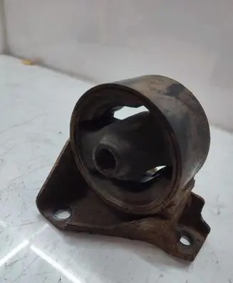 KIA Carens II Engine mount bracket