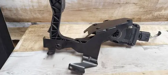 Accelerator throttle pedal