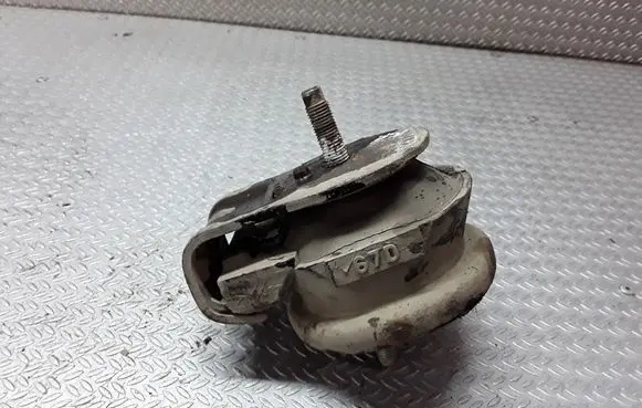 Suzuki Grand Vitara I Engine mount bracket