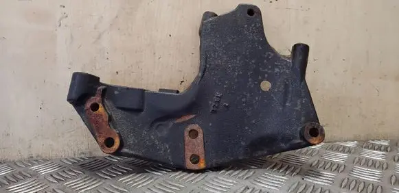 Nissan X-Trail T31 Engine mounting bracket