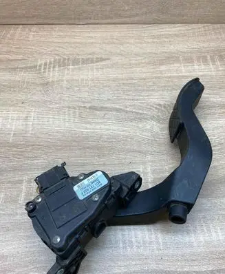 Volkswagen Passat Alltrack Accelerator throttle pedal 8D1721523F WITHPLUG