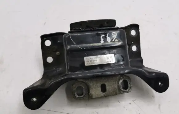 Volkswagen PASSAT B8 Engine mount bracket 5Q0199553