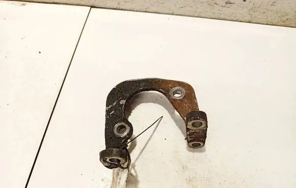 Engine mounting bracket