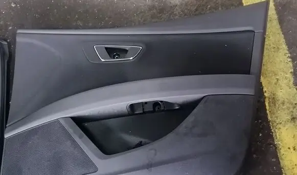 Seat Leon (5F) Front door card panel trim