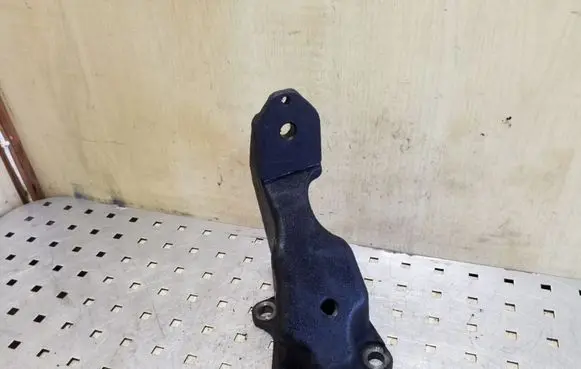 Nissan Pathfinder R51 Engine mounting bracket