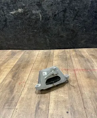 Engine mount bracket
