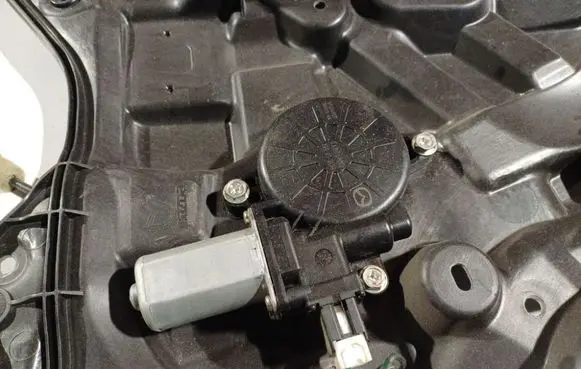 Mazda 3 II Front door window regulator motor D01G5858X