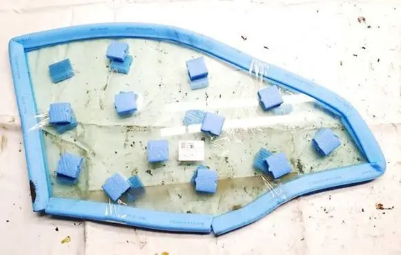 Mitsubishi Carisma Front door window glass four-door dot39as2m34