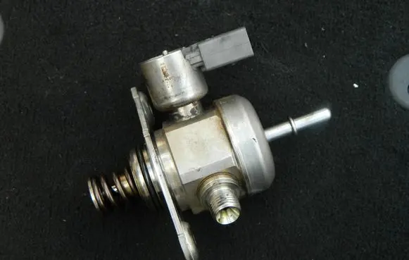 BMW 1 F20 F21 Fuel injection high pressure pump 7607159