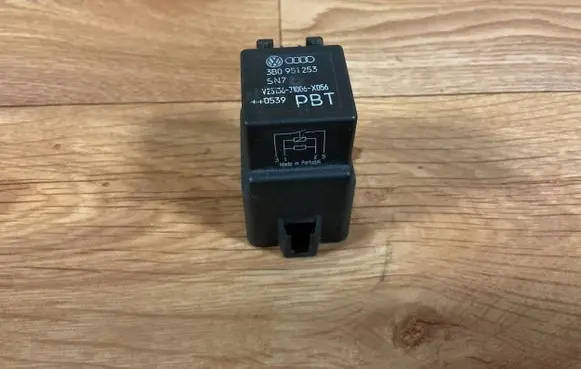 Volkswagen PASSAT B6 Other relay 3B0951253