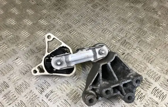 Mercedes-Benz CLA C117 X117 W117 Engine mounting bracket A2462401109