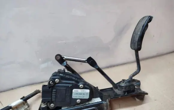 Renault Trafic II (X83) Accelerator throttle pedal 8200008477