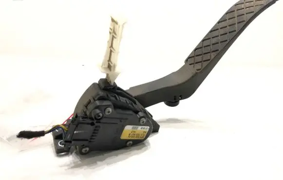 Accelerator throttle pedal