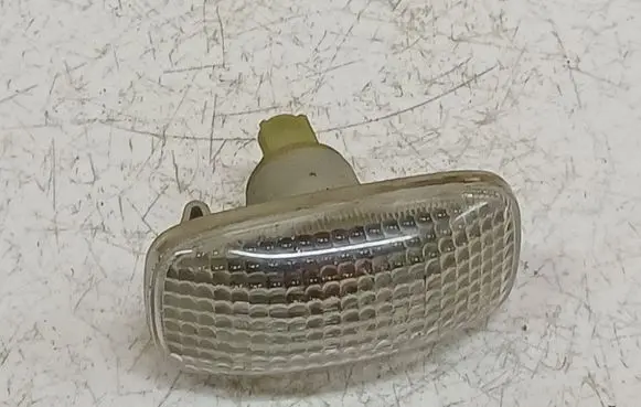 Nissan Primera Front fender indicator light 23652102