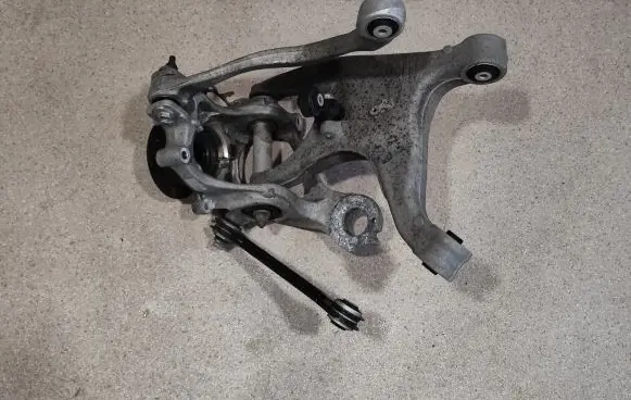 Rear wheel hub spindle/knuckle