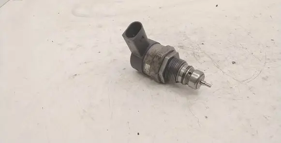 BMW 5 E60 E61 Fuel pressure regulator 0281002481 25818251