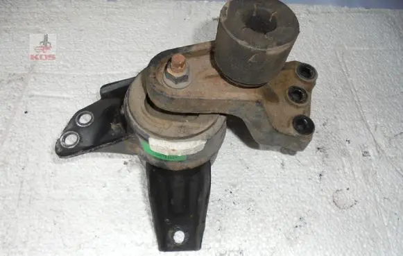 Engine mount vacuum valve