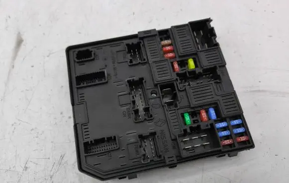 Nissan Qashqai Fuse module 2808274678 5CH811F03