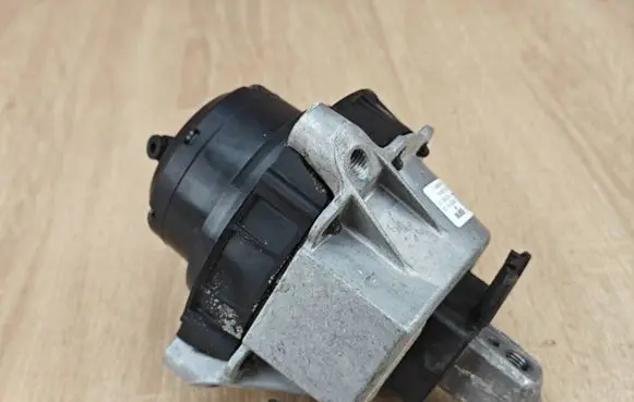 BMW 4 G22 G23 G24 G26 Engine mount vacuum valve 7582319