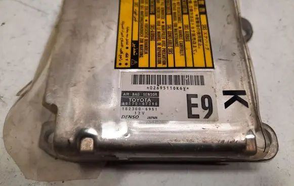 Toyota Prius (XW20) Airbag control unit/module 1523006951 8917047390