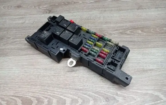 Volvo V70 Fuse module 518828108 30728008