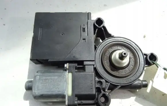 Volkswagen PASSAT B7 Front door window regulator motor