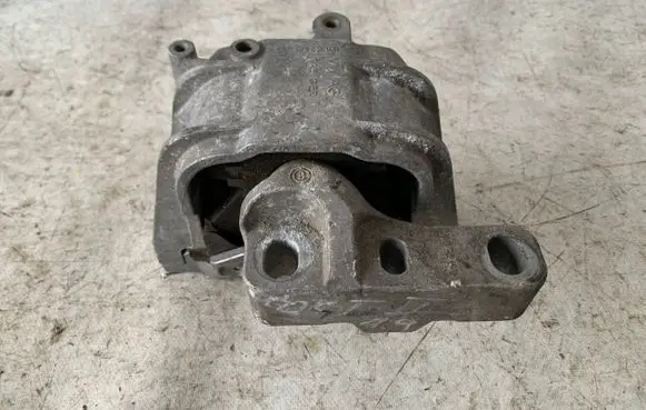 Volkswagen PASSAT B6 Engine mount bracket 1K0199262