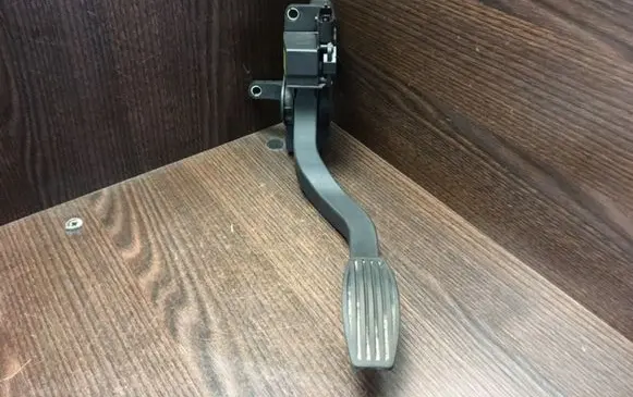 Iveco Daily 4th gen Accelerator throttle pedal 504061734 0281002632