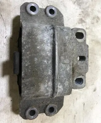 Skoda Superb B6 (3T) Engine mounting bracket 7752