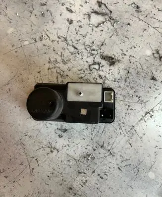 Audi A4 S4 B5 8D Central locking vacuum pump 4A0862257C