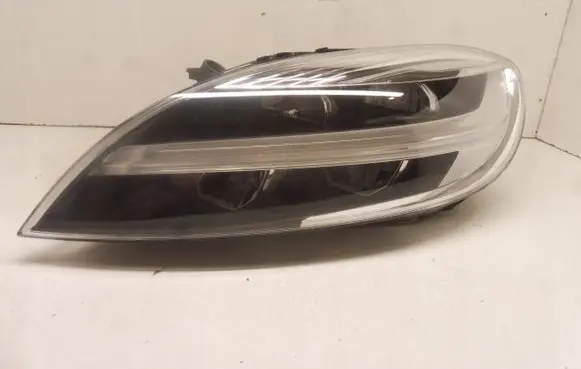 Volvo V40 Headlight/headlamp 31677022