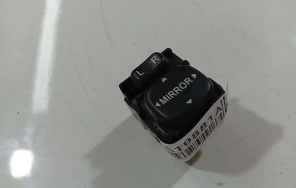 Toyota Avensis Verso Wing mirror switch 183574