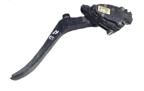 Accelerator throttle pedal
