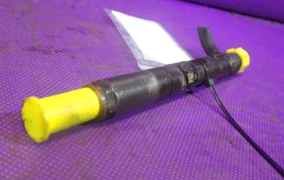 Nissan Almera Tino Fuel injector