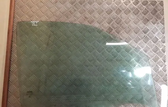 Nissan Navara D40 Front door window glass four-door 43R000016