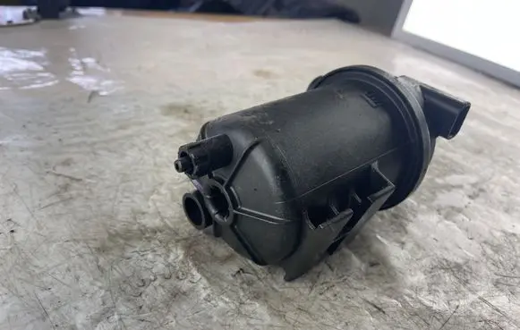 Opel Vectra C Fuel filter bracket/mount holder 24430379
