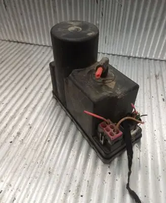 Audi A4 S4 B5 8D Central locking vacuum pump 4A0862257A