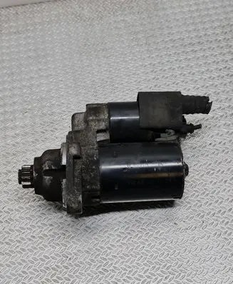 Volkswagen Golf V Starter motor 0001121408 02Z911