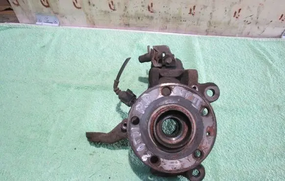 Skoda Octavia Mk2 (1Z) Front wheel hub spindle knuckle