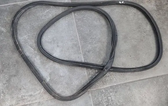 Rear door rubber seal (on body)