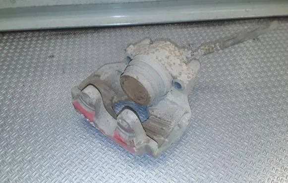 Volkswagen Touareg I Front brake caliper 